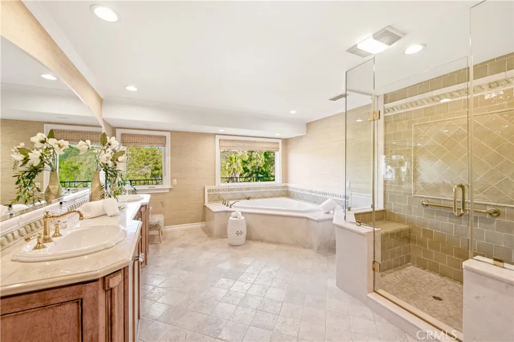 19501 Weeburn Court Tarzana, CA 91356