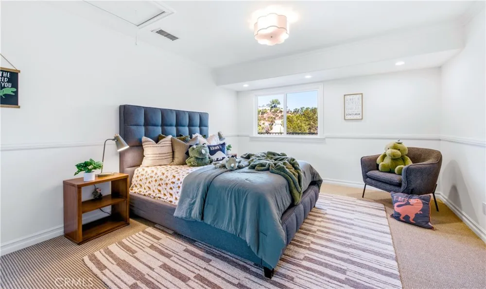 19501 Weeburn Court Tarzana, CA 91356