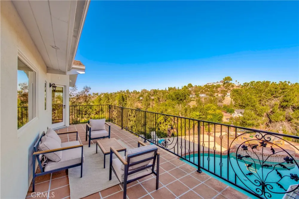 19501 Weeburn Court Tarzana, CA 91356