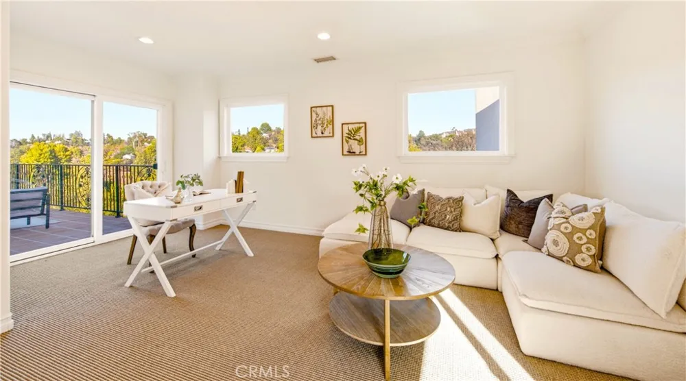 19501 Weeburn Court Tarzana, CA 91356