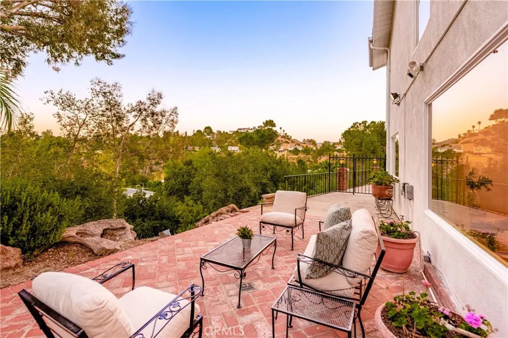 19501 Weeburn Court Tarzana, CA 91356