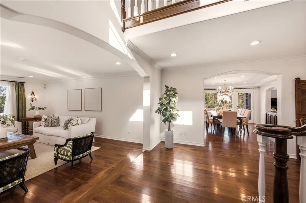 19501 Weeburn Court Tarzana, CA 91356