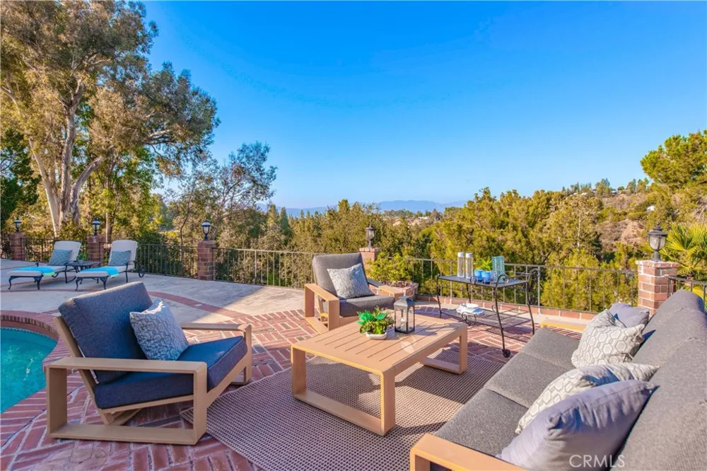 19501 Weeburn Court Tarzana, CA 91356