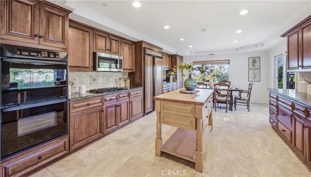 19501 Weeburn Court Tarzana, CA 91356