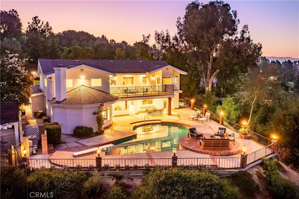 19501 Weeburn Court Tarzana, CA 91356