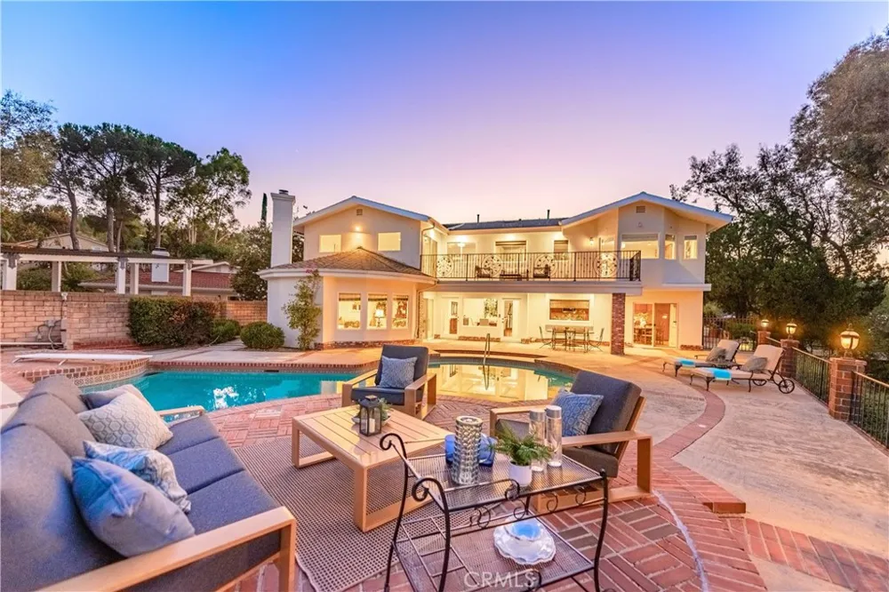 19501 Weeburn Court Tarzana, CA 91356
