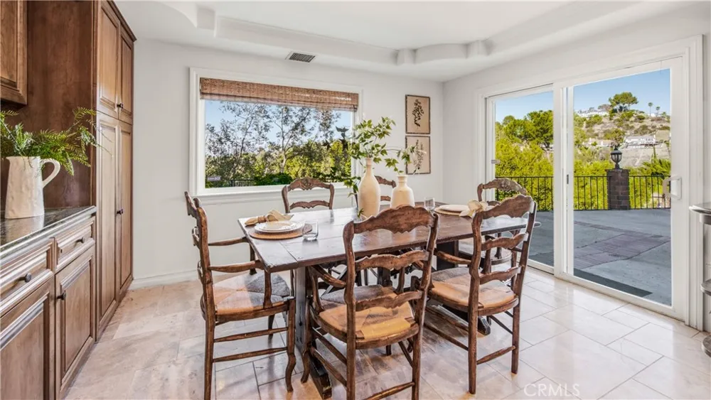 19501 Weeburn Court Tarzana, CA 91356