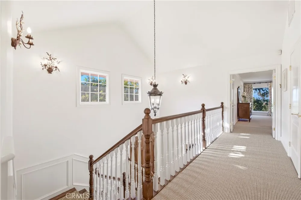 19501 Weeburn Court Tarzana, CA 91356