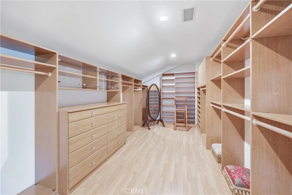 19501 Weeburn Court Tarzana, CA 91356