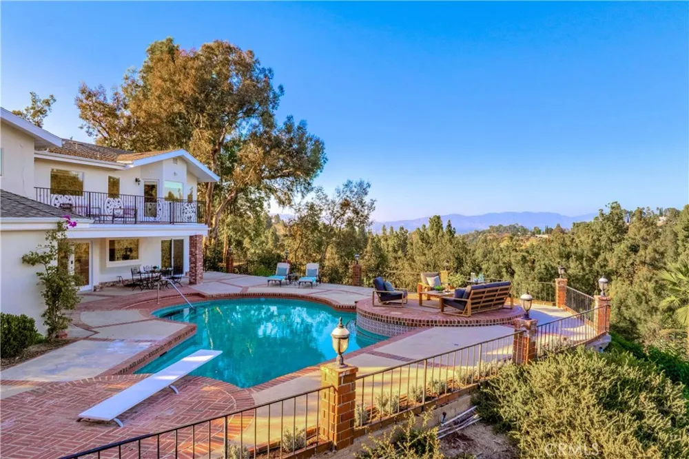19501 Weeburn Court Tarzana, CA 91356