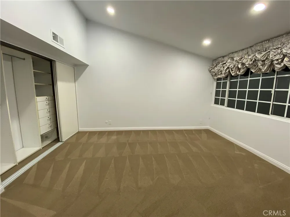 5840 Valerie Woodland Hills, CA 91367