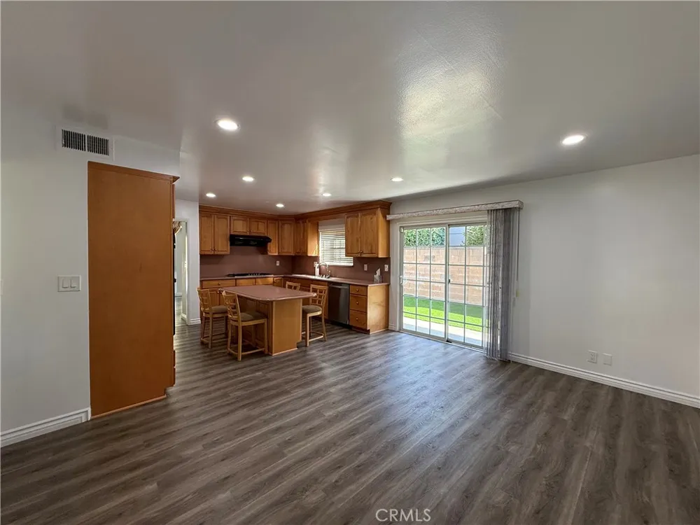5840 Valerie Woodland Hills, CA 91367