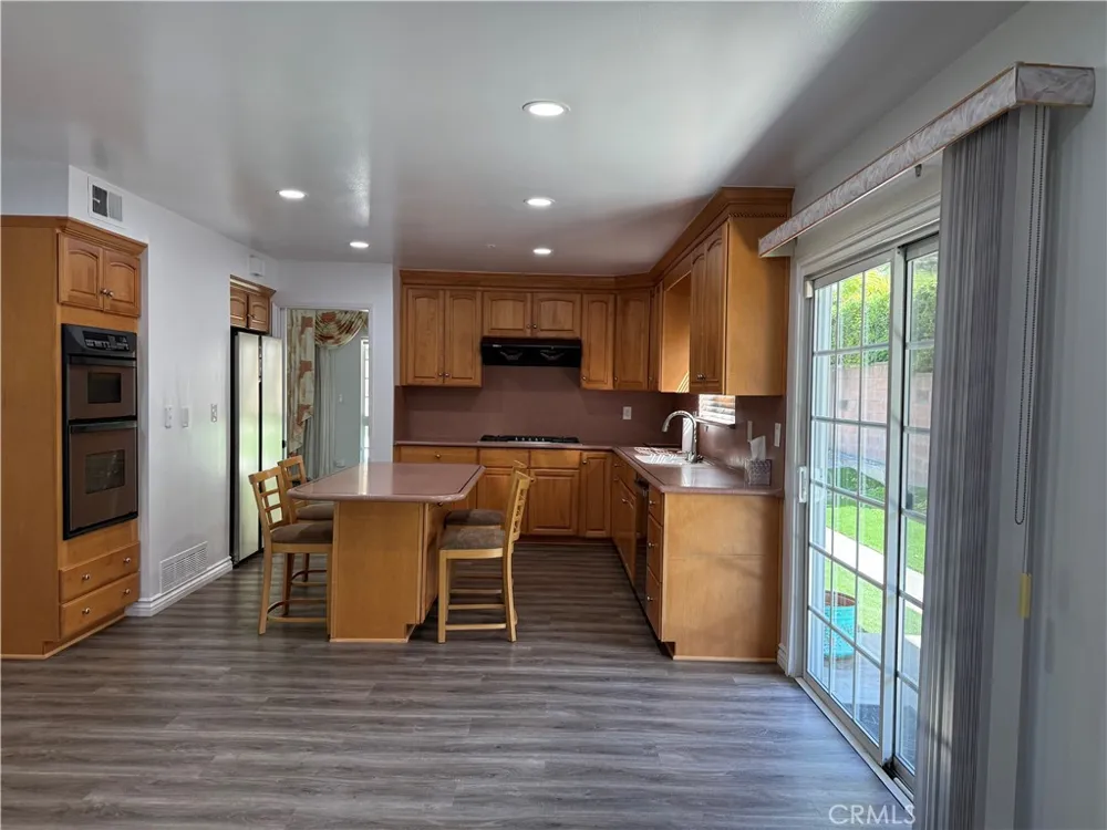 5840 Valerie Woodland Hills, CA 91367