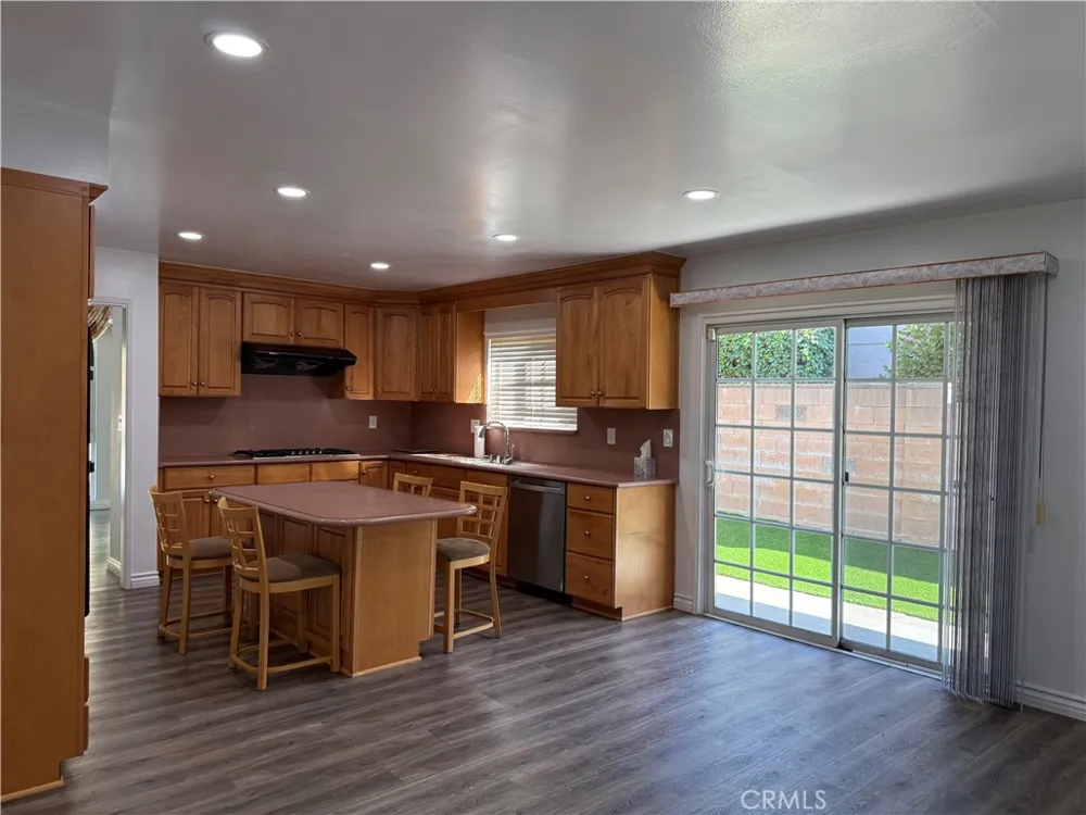 5840 Valerie Woodland Hills, CA 91367