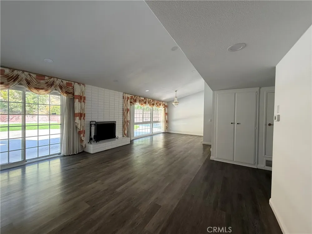 5840 Valerie Woodland Hills, CA 91367