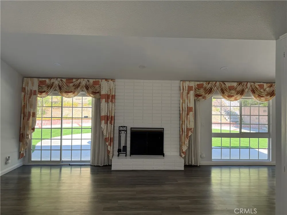 5840 Valerie Woodland Hills, CA 91367