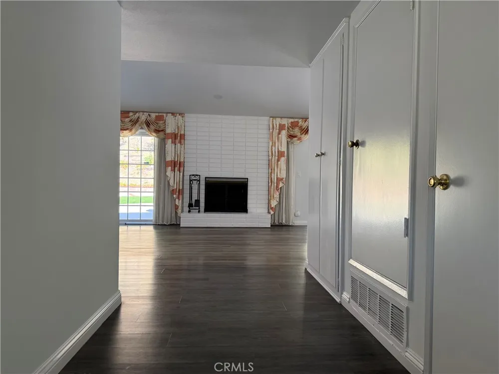 5840 Valerie Woodland Hills, CA 91367