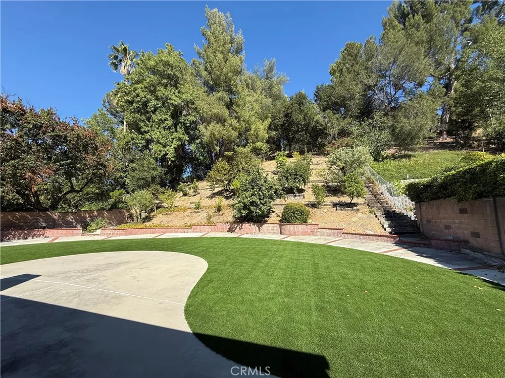 5840 Valerie Woodland Hills, CA 91367
