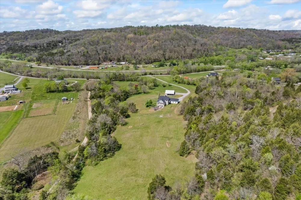 216 Old Wolf Hill Rd Bethpage, TN 37022