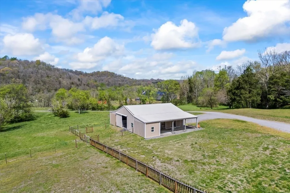 216 Old Wolf Hill Rd Bethpage, TN 37022