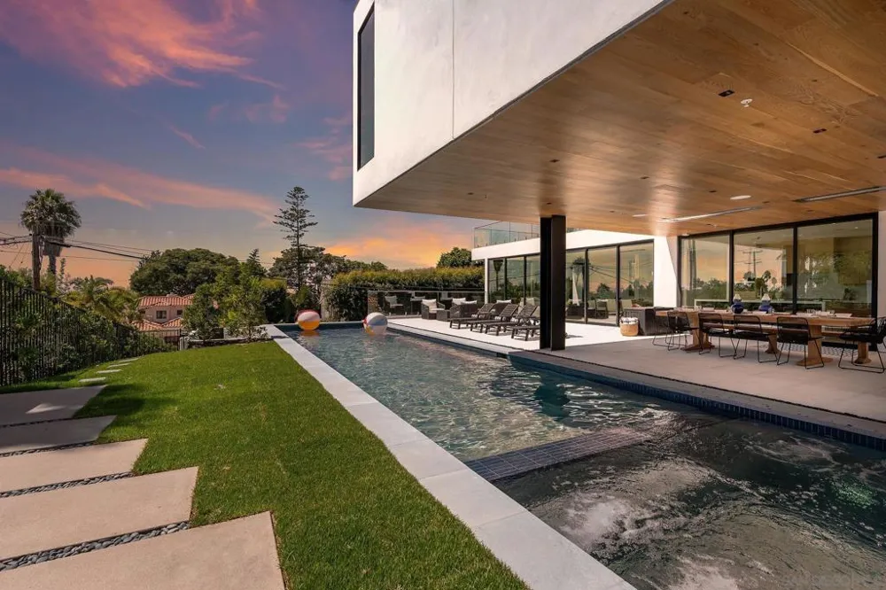 1605 Burgundy Rd Encinitas, CA 92024