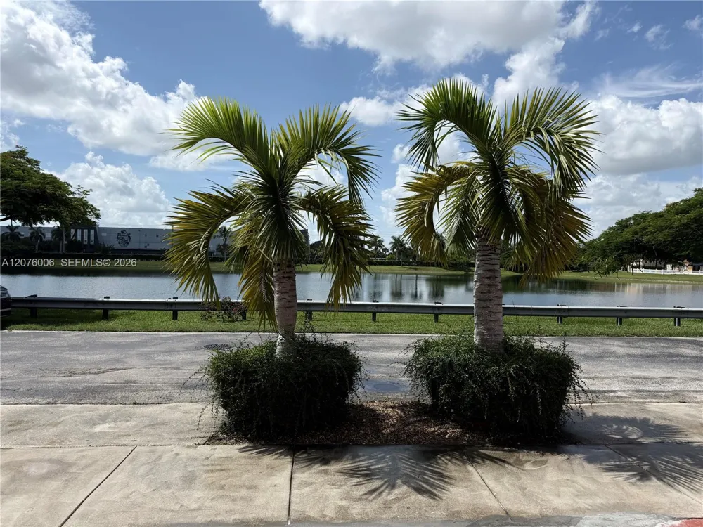 15957 SW 54th Ter Miami, FL 33185