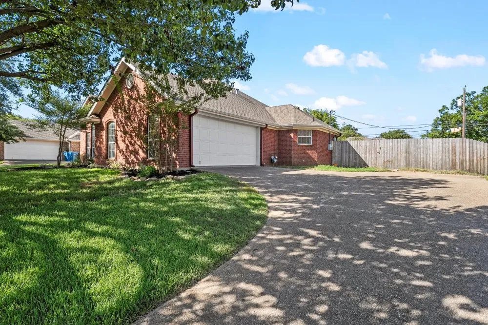 325 Fannin Drive Hewitt, TX 76643