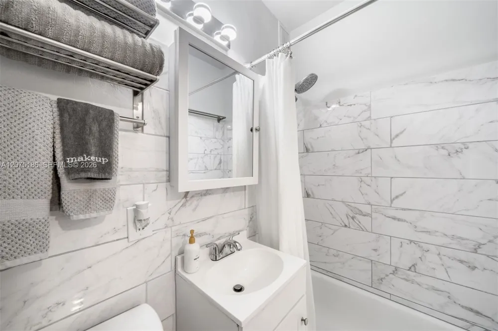 3030 Collins Ave #1G Miami Beach, FL 33140