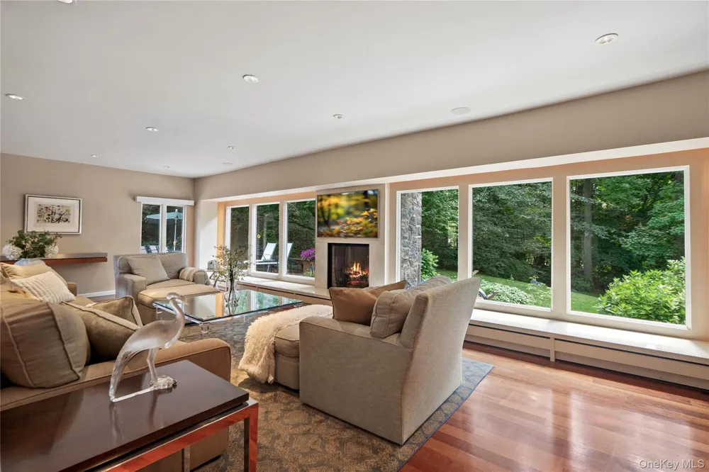 18 Lake Road Great Neck, NY 11020