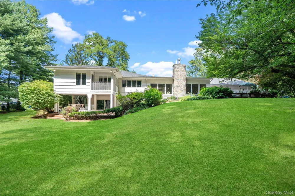 18 Lake Road Great Neck, NY 11020