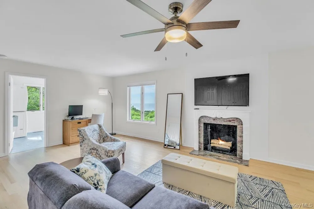 3645 Soundview Avenue Peconic, NY 11958