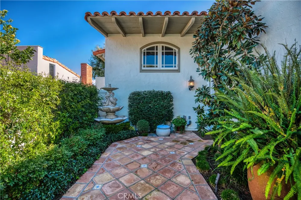 2183 Vista Entrada Newport Beach, CA 92660