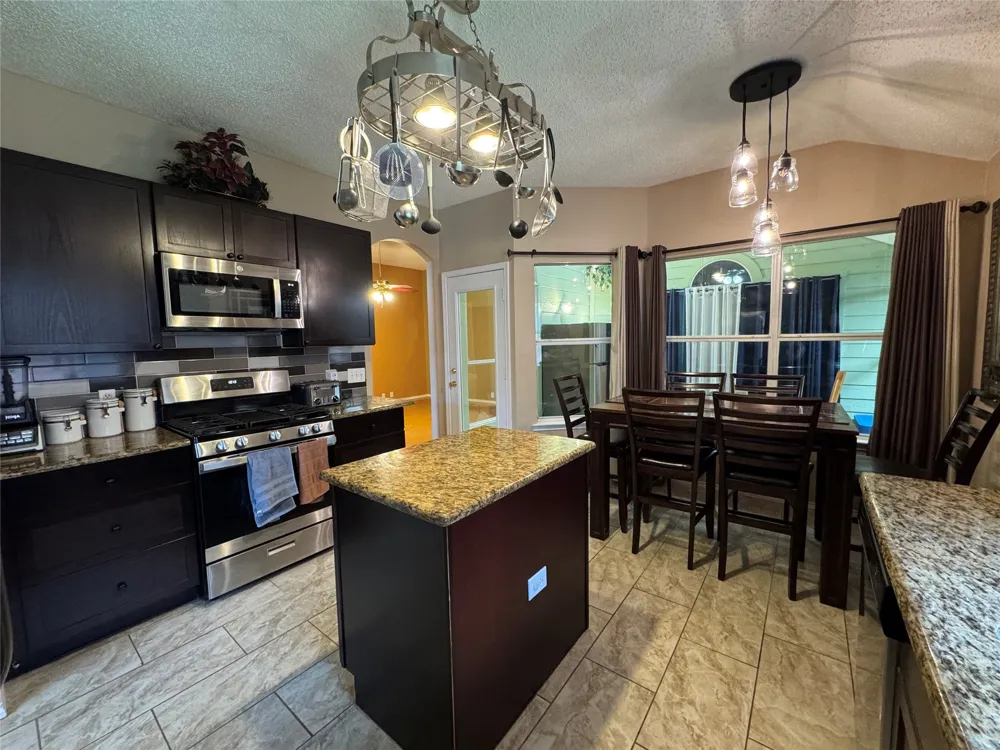 1236 Quaker Lane Lewisville, TX 75077