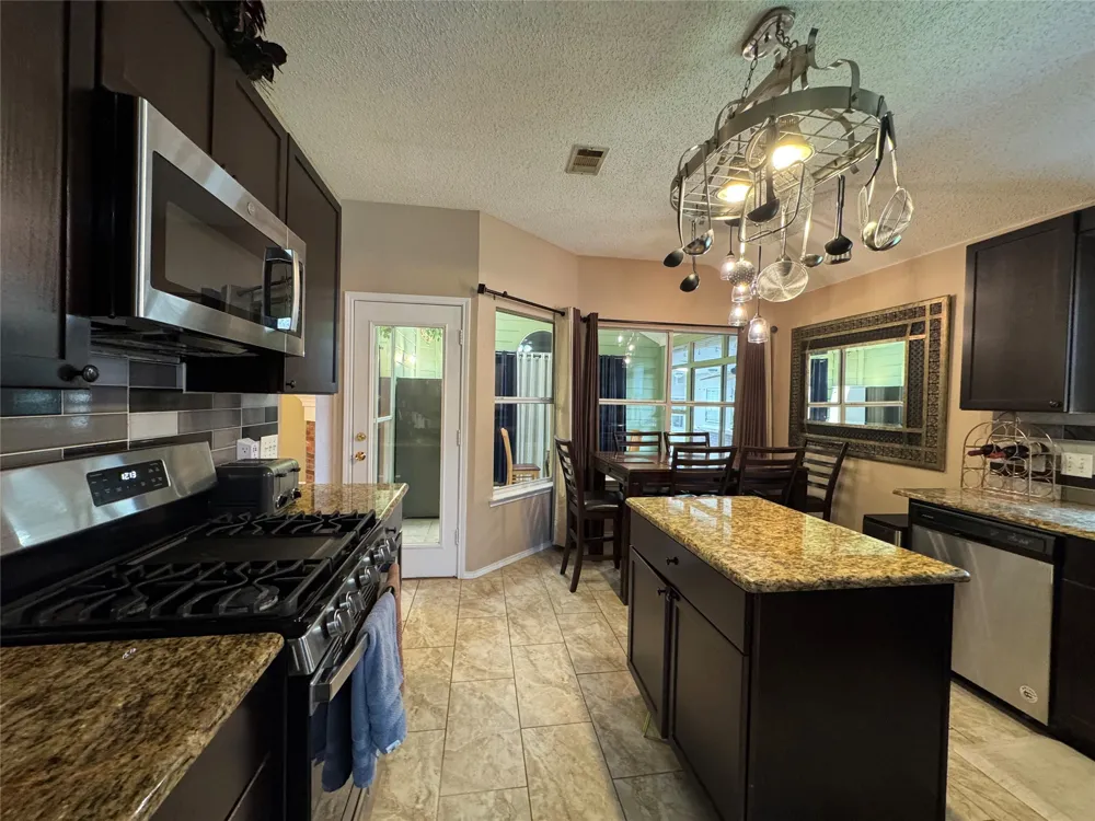 1236 Quaker Lane Lewisville, TX 75077