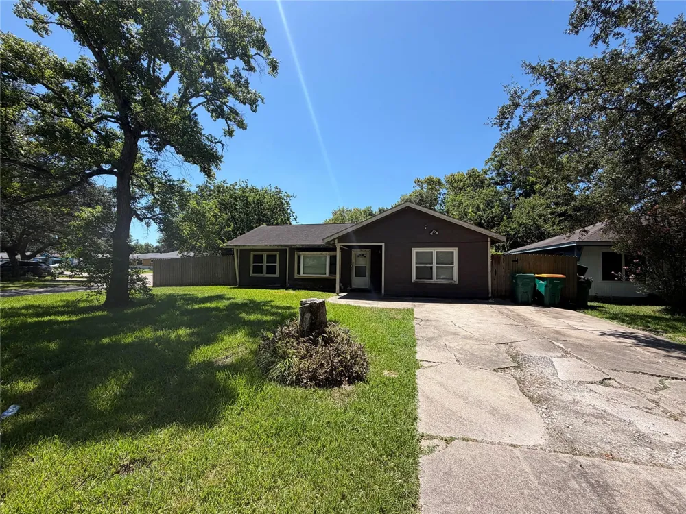 2631 Camp Circle La Marque, TX 77568