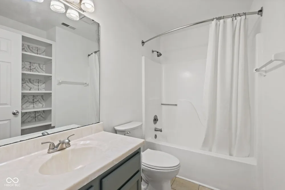 6815 Cherry Laurel Lane Fishers, IN 46038