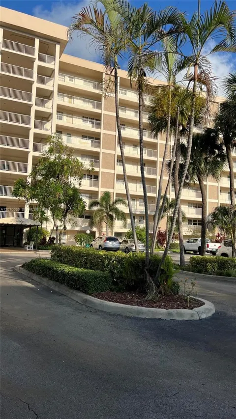 2751 Palm Aire Dr #502