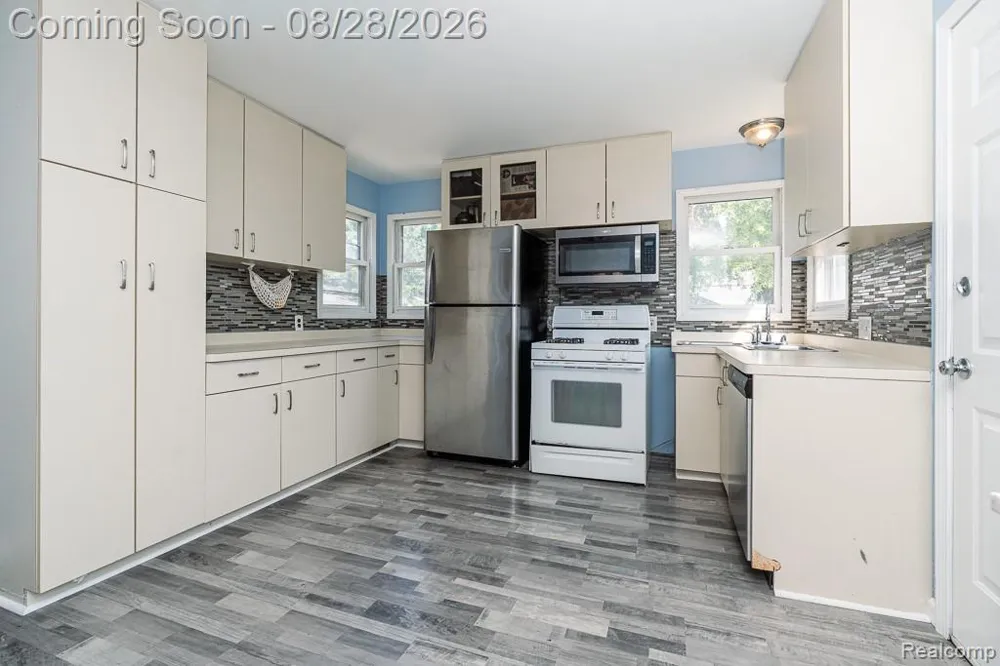 21846 Redmond Avenue Eastpointe City, MI 48021