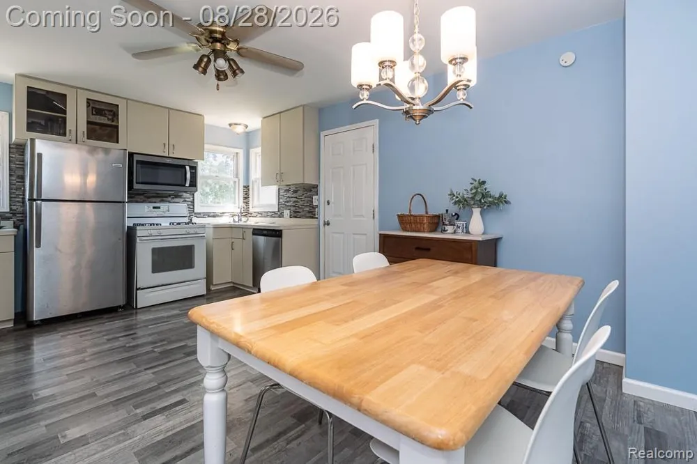 21846 Redmond Avenue Eastpointe City, MI 48021