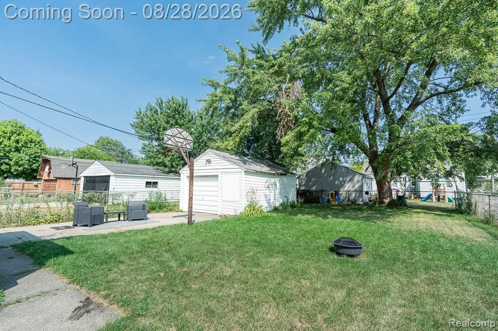 21846 Redmond Avenue Eastpointe City, MI 48021