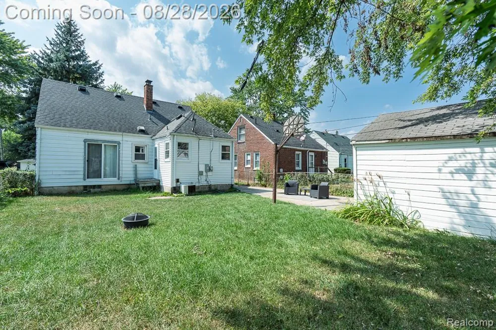 21846 Redmond Avenue Eastpointe City, MI 48021