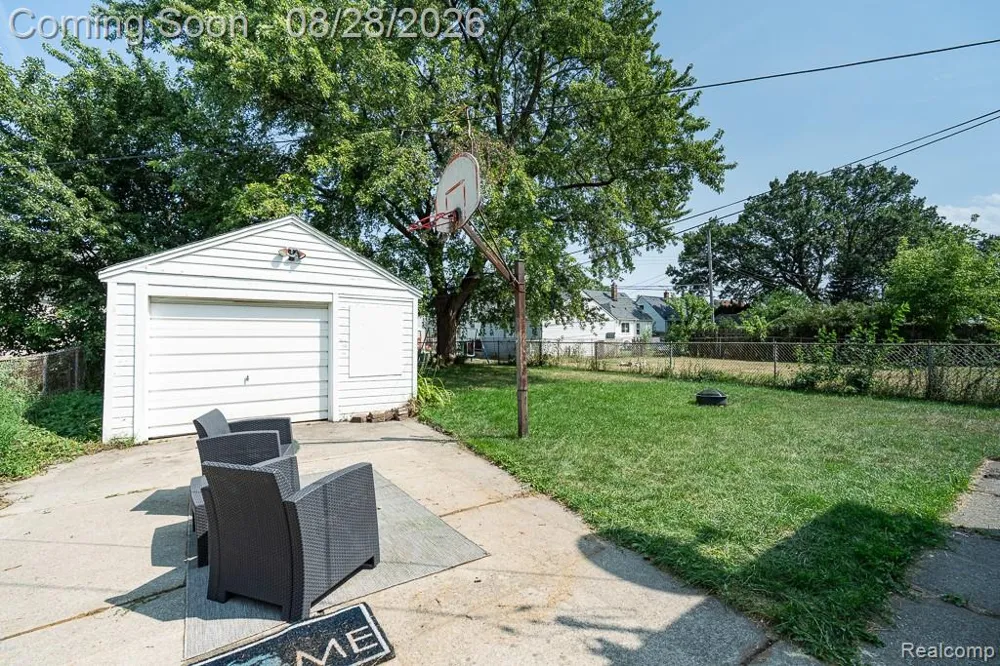 21846 Redmond Avenue Eastpointe City, MI 48021