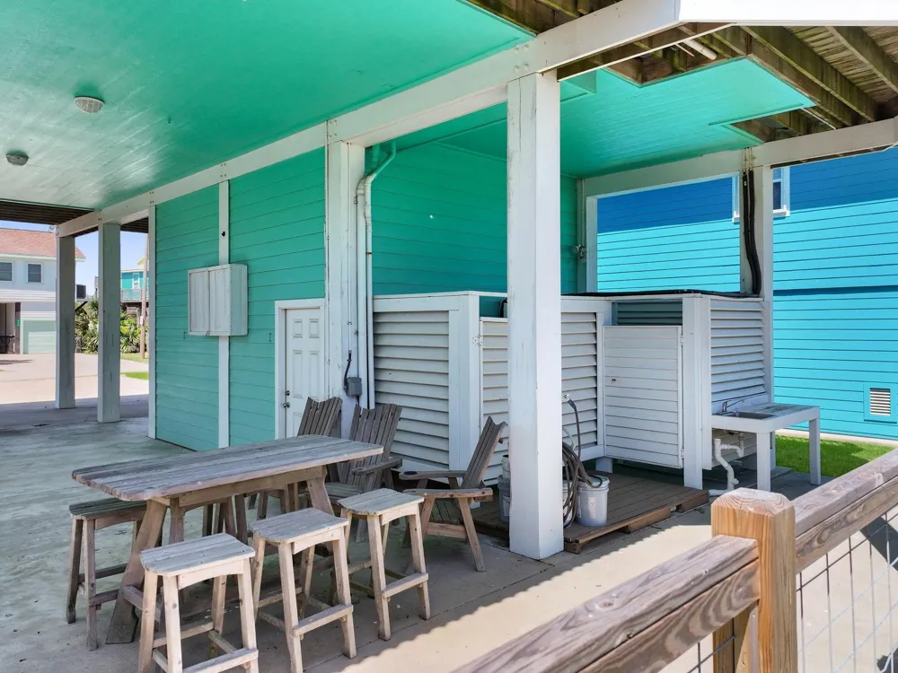 930 Eastview Crystal Beach, TX 77650