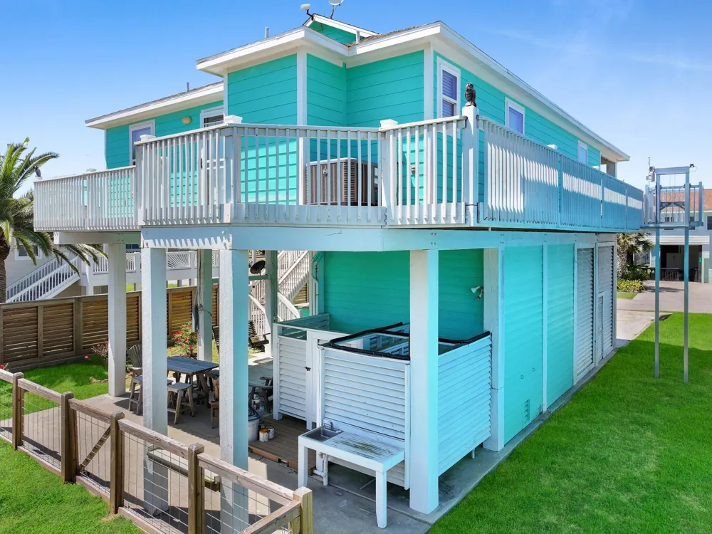 930 Eastview Crystal Beach, TX 77650