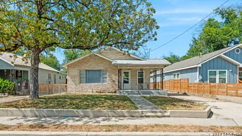 2727 E HOUSTON ST