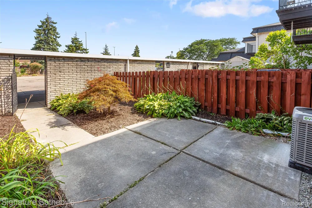 28448 Universal Warren City, MI 48092