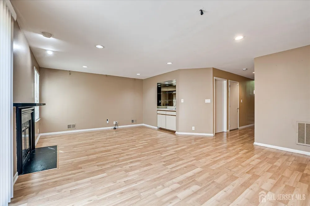 3902 Spring Brook Drive Edison, NJ 08820