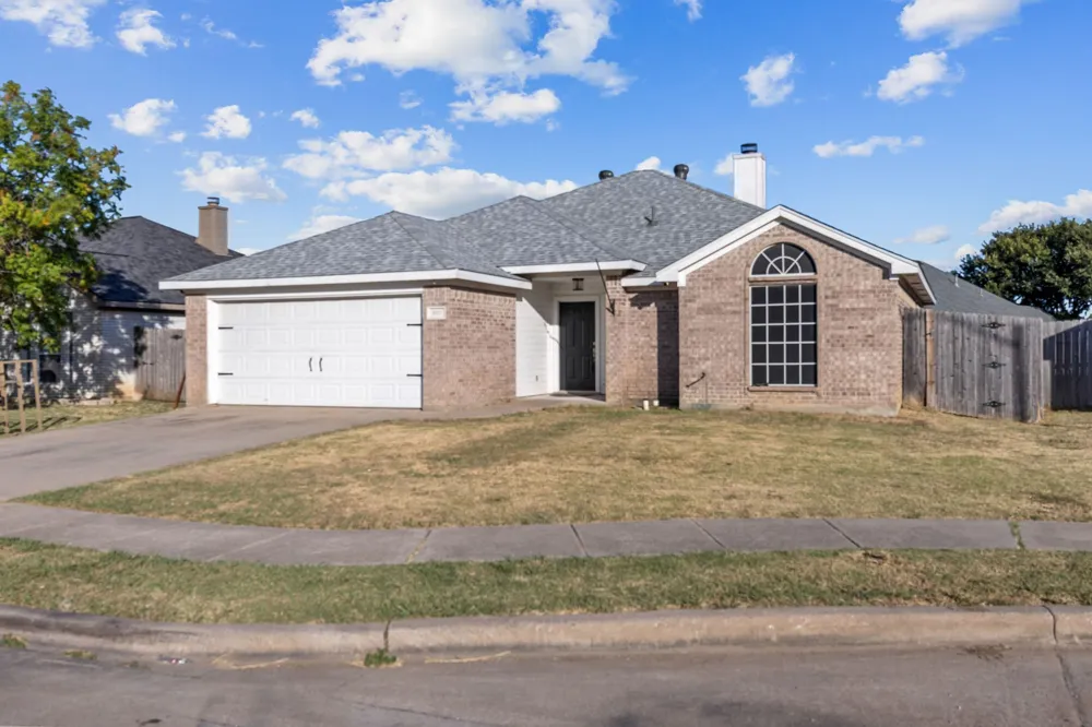 607 Meadowbrook Drive Burleson, TX 76028