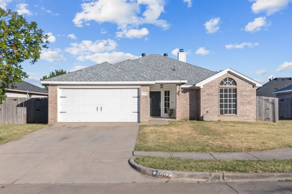 607 Meadowbrook Drive Burleson, TX 76028