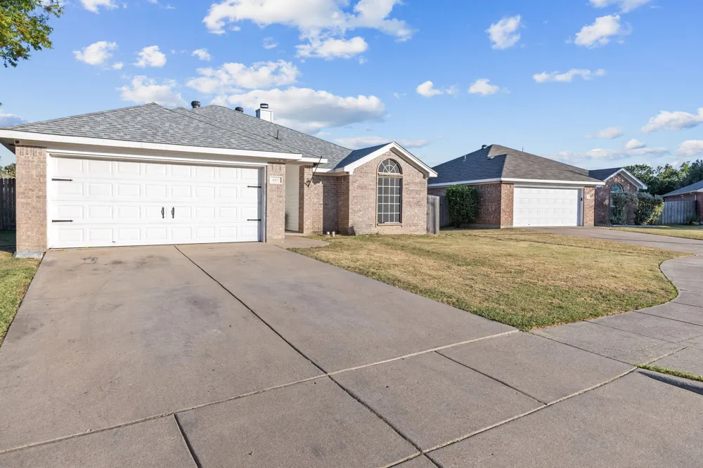 607 Meadowbrook Drive Burleson, TX 76028